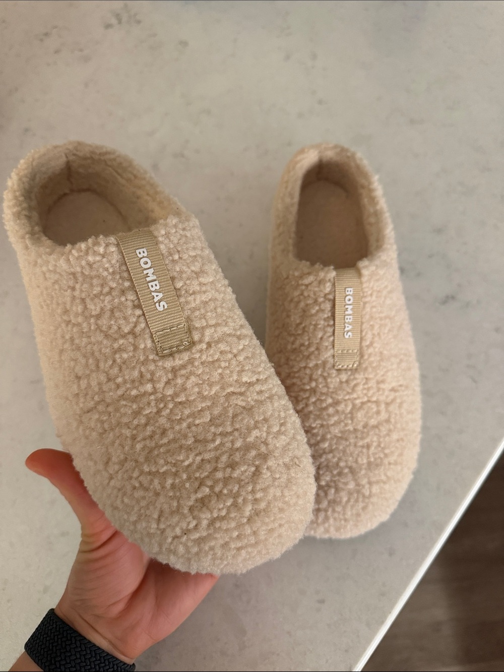 Bombas women’s Sunday boucle Slip-On Slippers in cream Sherpa
